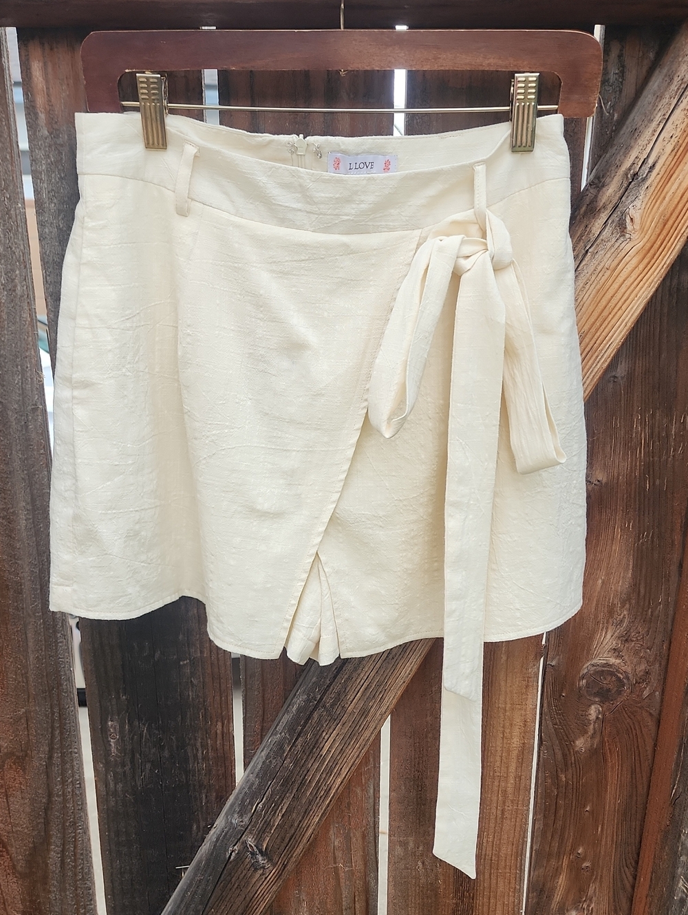 L Love Cream Faux Wrap-Front Tie Women’s Skort, Sz. Medium